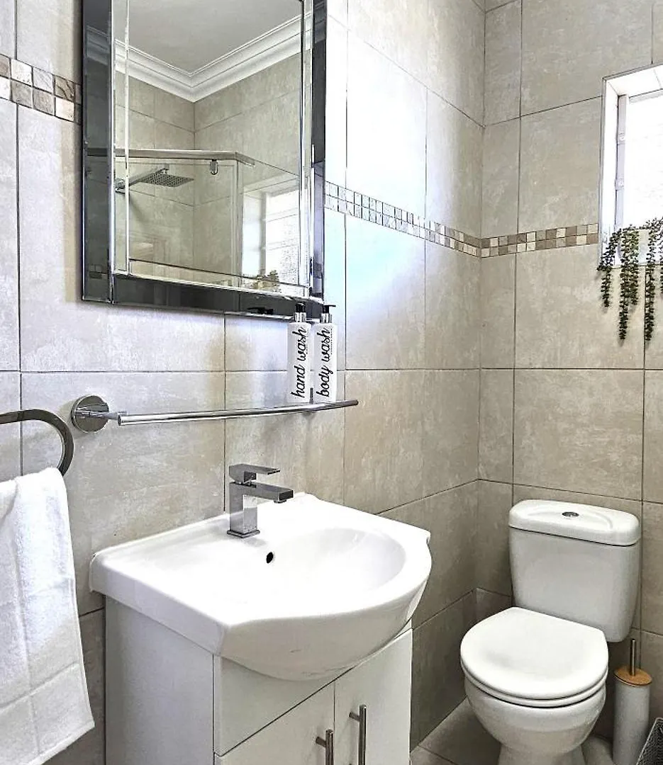 Spacious 2 Bedroom Apartment - Harbour Views Cape Town