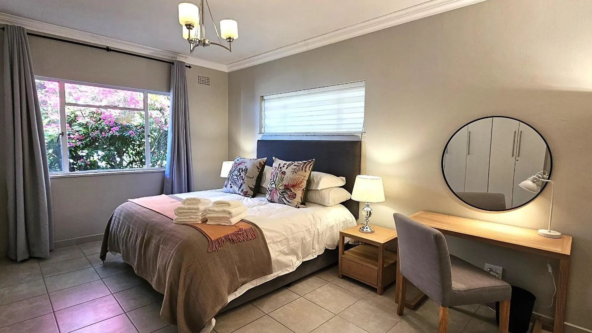 Spacious 2 Bedroom Apartment - Harbour Views Cape Town