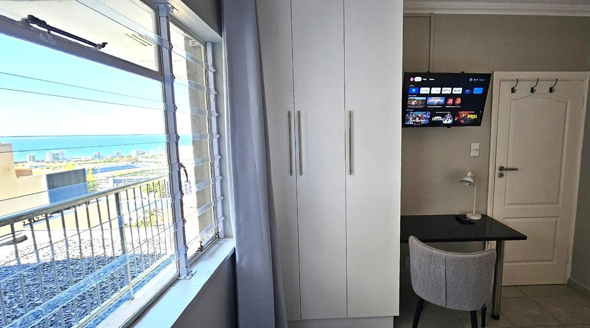 Spacious 2 Bedroom Apartment - Harbour Views Cape Town